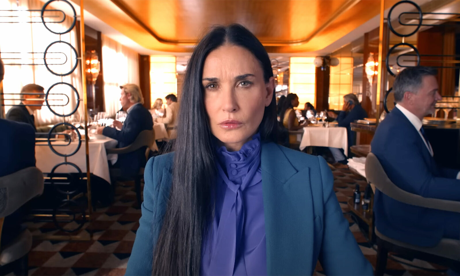 Demi Moore (62) sa suzama radosnicama primila je svoj prvi Zlatni globus za najbolju glumicu u mjuziklu ili komediji. U emotivnom govoru osvrnula se na karijeru dugu 45 godina, nesigurnosti koje su je pratile i ključni trenutak koji ju je inspirirao da nastavi vjerovati u sebe. Nagrada za ulogu u filmu Supstanca simbol je njezine upornosti i ljubavi prema glumi.