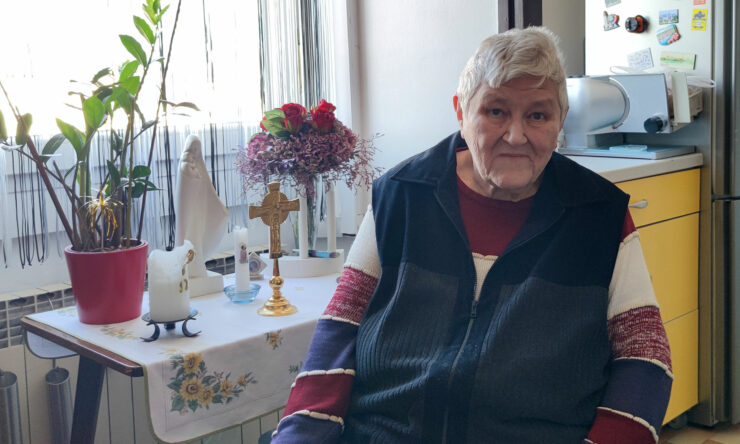 Gospođa Rita Petanjek (80) u mirovini je već 34 godine. Nakon 30 godina staža, zbog bolesti je umirovljena s 46 godina. Unatoč zdravstvenim problemima, ostala je aktivna – volontirala je u udruzi Kap dobrote, svakodnevno izlazi iz stana i njeguje bliske obiteljske odnose.